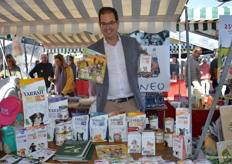 Daan van der Mooren met het nieuwe magazine en de nieuwe multipack pouch van Yarrah, deze bevat 3 smaken in 1 verpakking.